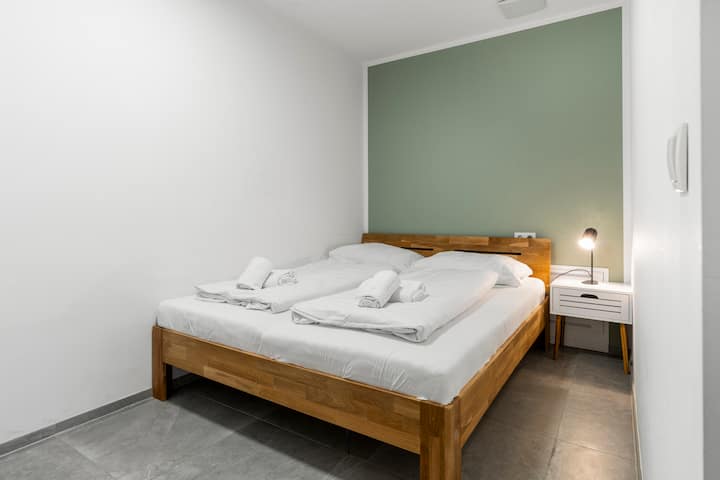 Kitanda cha watu wawili: 160 x 200 cm