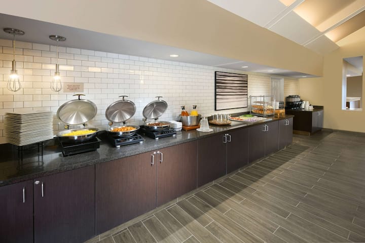 Pet-friendly Hotel W/ Pool Access! Free Breakfast! - Richardson, TX
