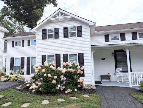 Delightful Farmhouse on Main