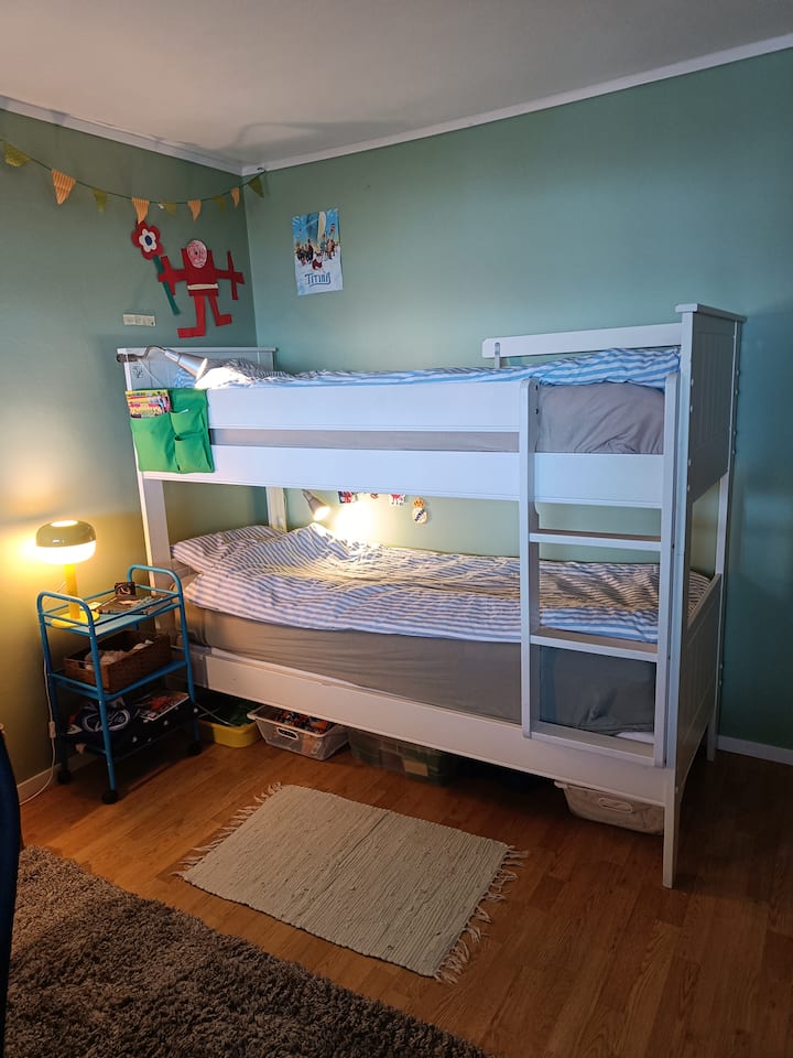 Dhoma e gjumit nr. 2: 
Krevat marinari në katin përdhes. 
Roller blind. 
Fantastike në verë. 
Dil në verandën e katit të poshtëm.