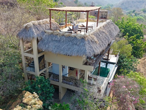 Infinity Pool Villa w/ Ocean Views – Casa La Vista