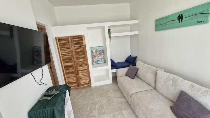 带沙发床的小屋卧室/电视房。 

我们的小屋设有办公空间、独立卫生间、门廊和卧室/电视房区域