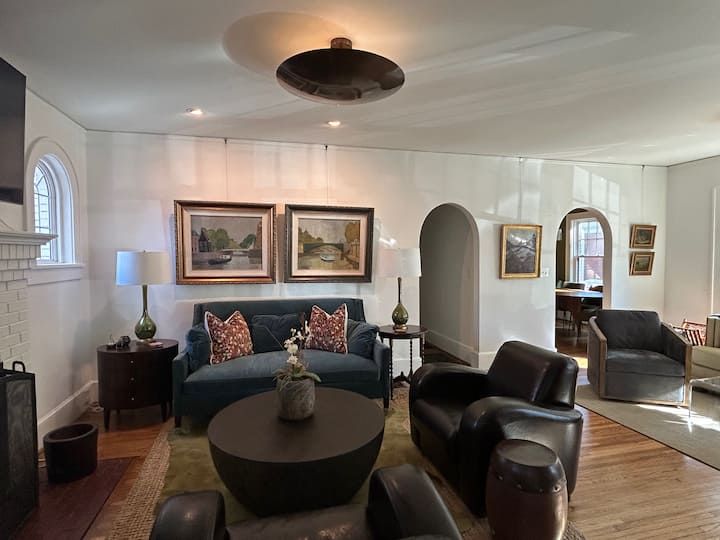 ห้องนั่งเล่นขนาดใหญ่พร้อมเฟอร์นิเจอร์ที่สะดวกสบายและที่นั่งมากมาย