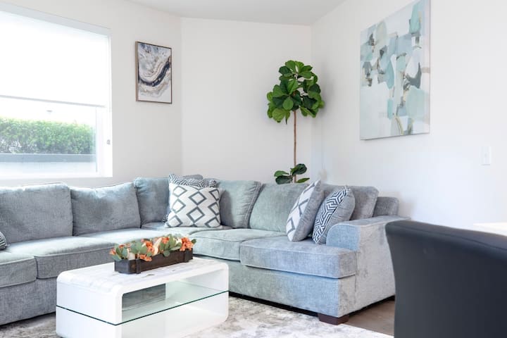 Glendale DT 2b/2bath/2 park/Americana EV charger