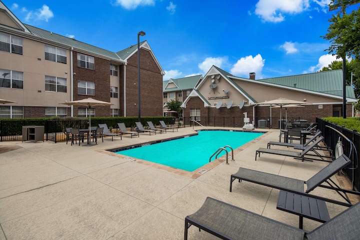 Minutes To Kidzania Usa! 2 Suites W/ Full Kitchens - Dallas, TX