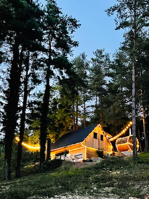 Romantic Cabin with Hot Tub and Finnish Sauna