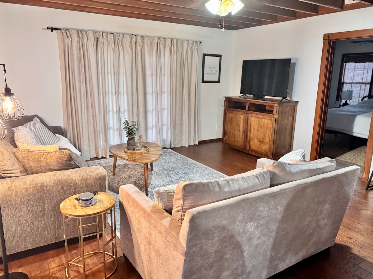 Popular Airbnb listing: “Vino Haus” Hill Country Cabin & Hot Tub! in Fredericksburg