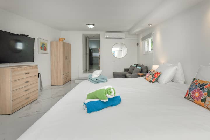 Chumba cha kulala kinachoonyesha mandhari ya bwawa na bustani.