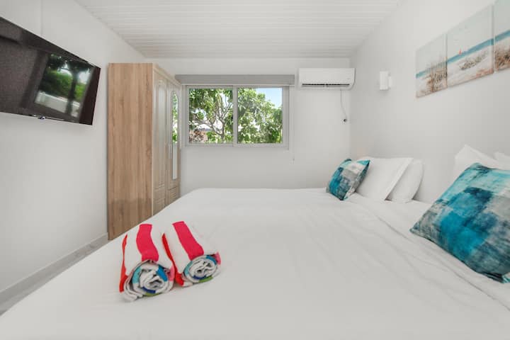 Kuna kitanda cha ukubwa wa King, ambacho kinaweza kubadilishwa kuwa vitanda viwili vya ukubwa wa XL Twin, televisheni janja. Sehemu ya ndani ni kubwa na angavu, ikihakikisha mapumziko mazuri ya usiku.