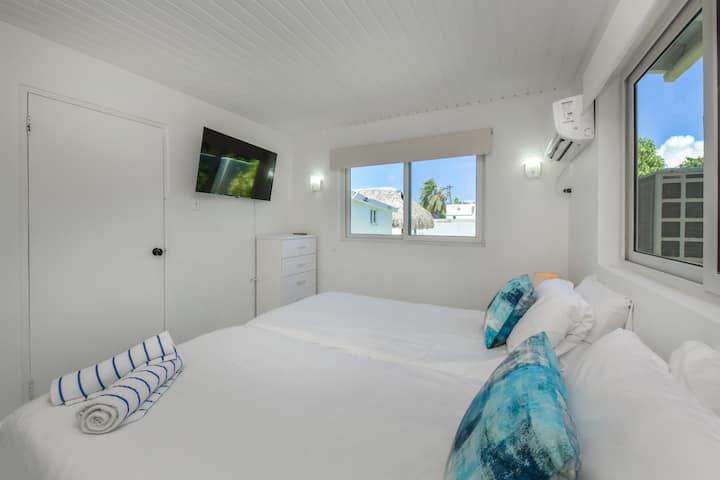 Sehemu ya chumba cha kulala iliyo na bafu la chumbani.