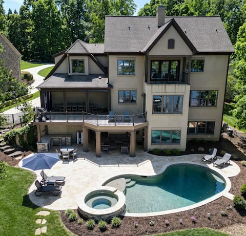 Pool/Hot Tub/Fire Pit/Kayaks - Ideal to Entertain!