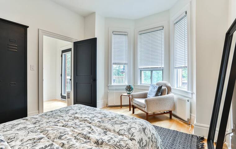 Eclectic 2 story Ossington | Hot Tub | Downtown gallery image 5
