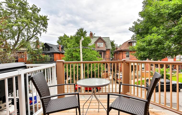 Eclectic 2 story Ossington | Hot Tub | Downtown gallery image 4