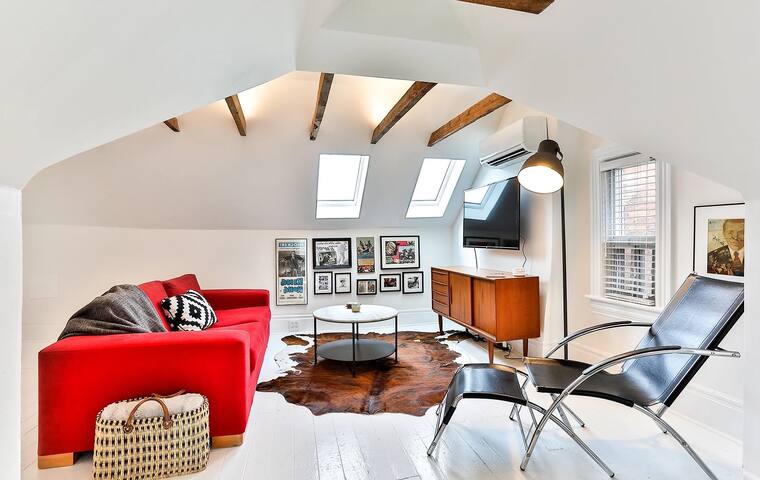 Eclectic 2 story Ossington | Hot Tub | Downtown gallery image 2