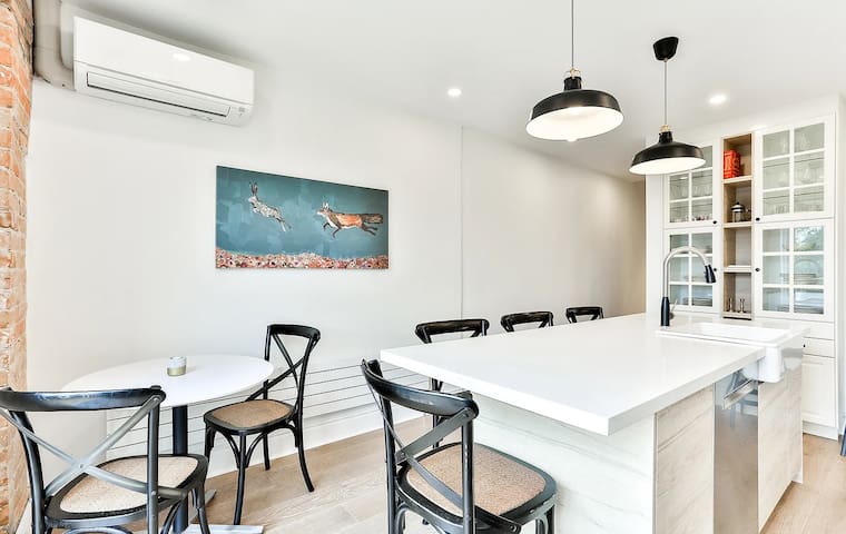 Eclectic 2 story Ossington | Hot Tub | Downtown gallery image 3