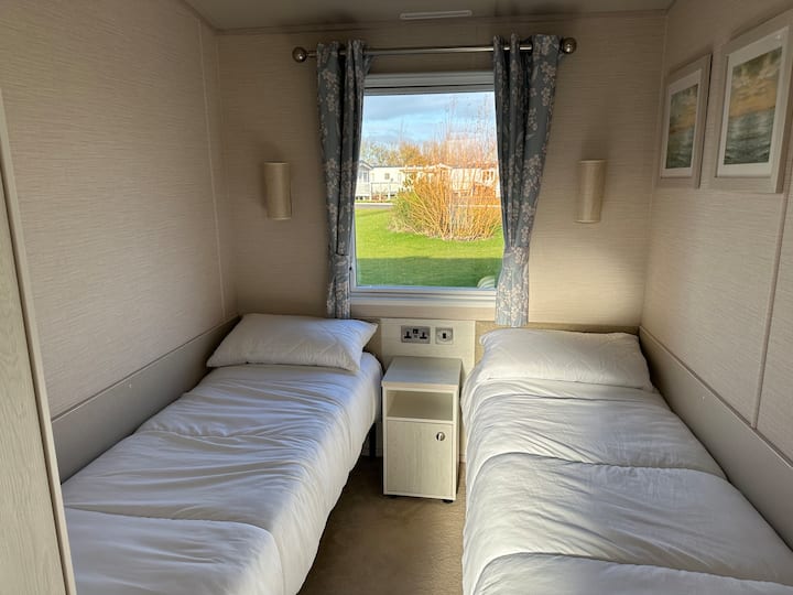 2x single beds
Wardrobe and draws