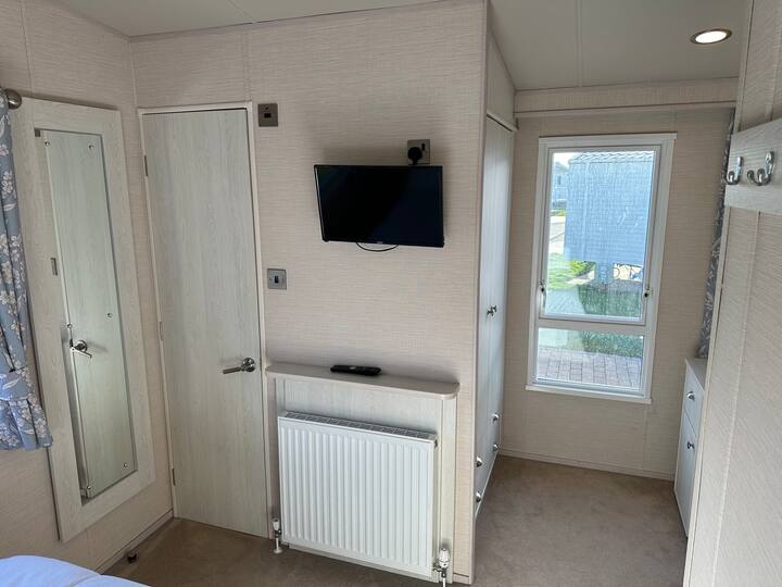T
had

HD TV and En-Suite of master bedroom