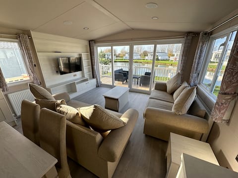 Popular Airbnb listing: Lakeside Family Caravan with Decking and Wi-Fi! in East Lindsey