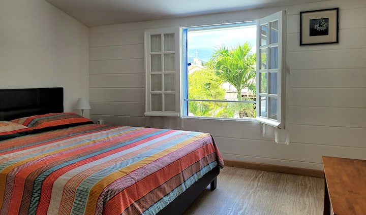 en el primer piso, habitación 3, cama de 140, clóset, pequeño escritorio y mesa de centro. Vista al tranquilo jardín