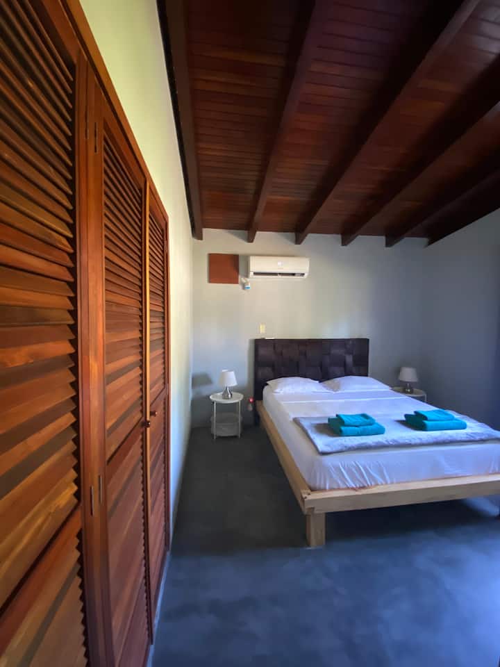 Всяка стая има собствен климатик (работи денонощно).