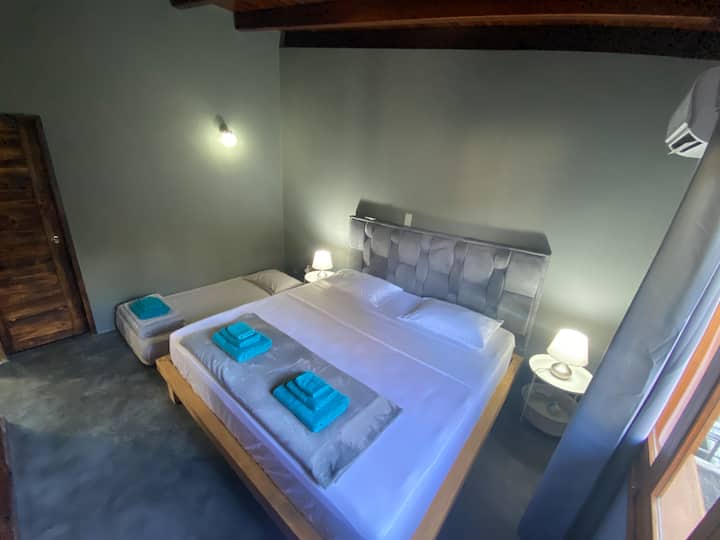 Всяка стая има собствен климатик (работи денонощно).