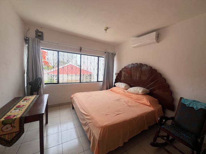 Kamer met kingsize bed (airco, meubels, schommelstoel)