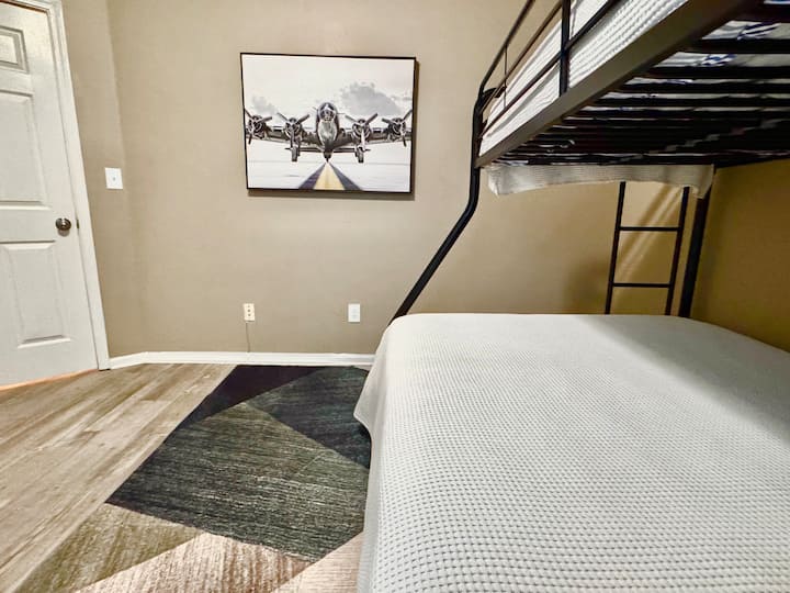 تحتوي هذه الغرفة على سرير بطابقين كاملين بالإضافة إلى مساحة أرضية أكبر لفراش هوائي (في خزانة غرفة النوم) 