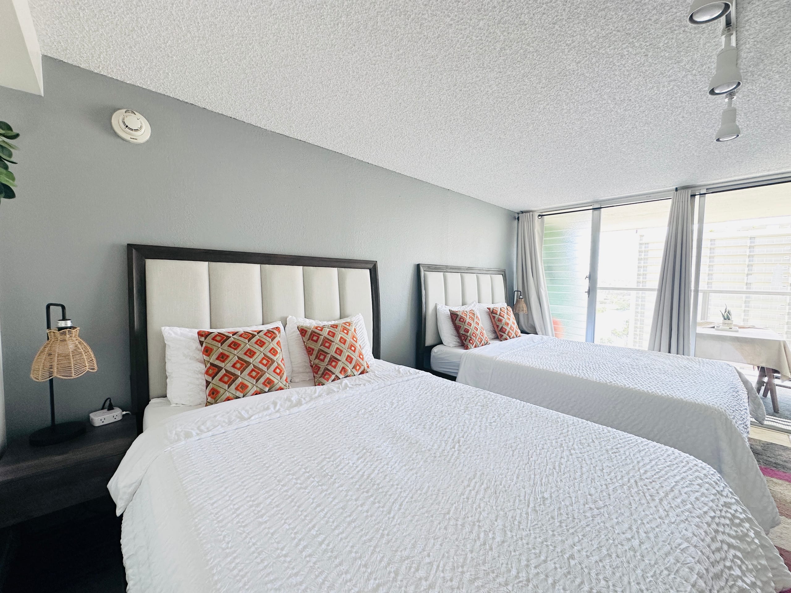 19th fl mountain, canal views condo w/ patio - Image 13