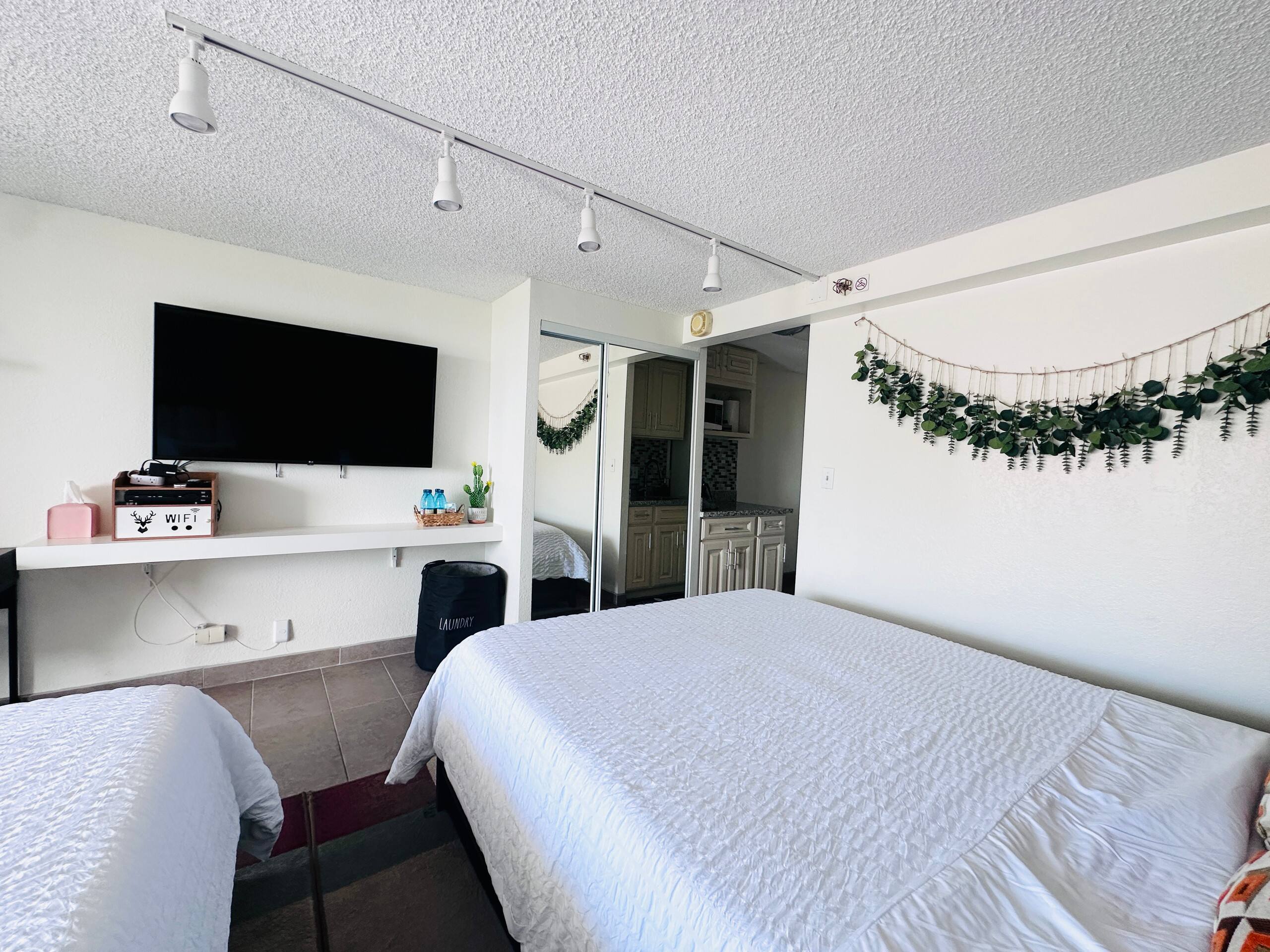 19th fl mountain, canal views condo w/ patio - Image 15