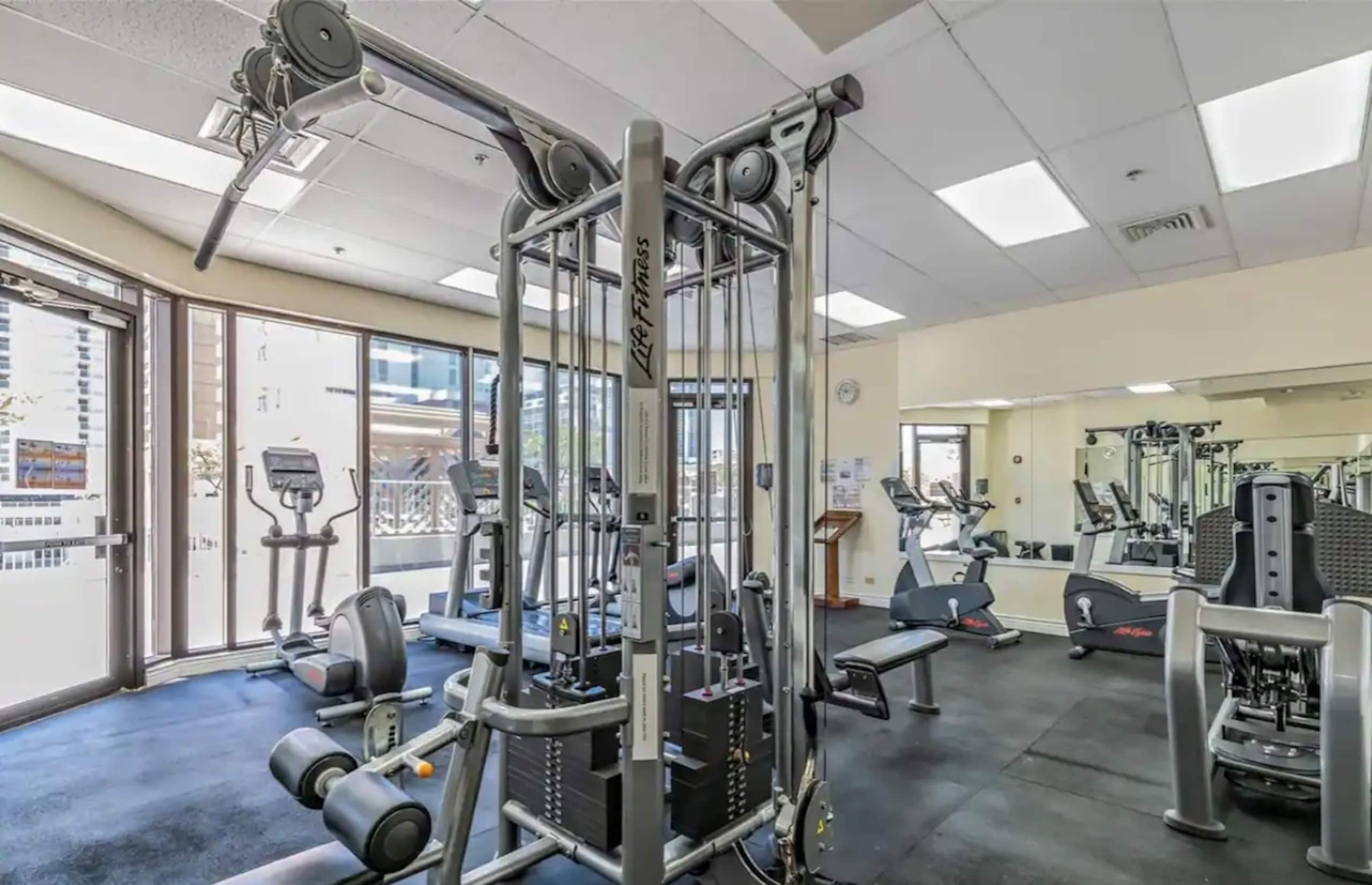 19th fl mountain, canal views condo w/ patio - Image 30