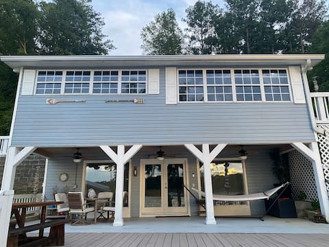 Gorgeous Gantt Lake House - King bed + Kayaks