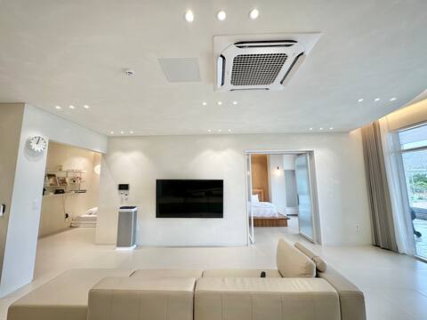Private house with a view of the Yeosu night sea, 582 Jonghwa-dong