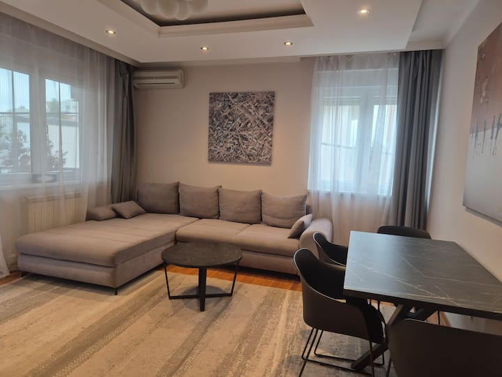 沙发可拉出变成一张宽敞的日光浴床