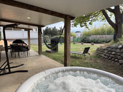 Vacation home with pétanque court / hot tub