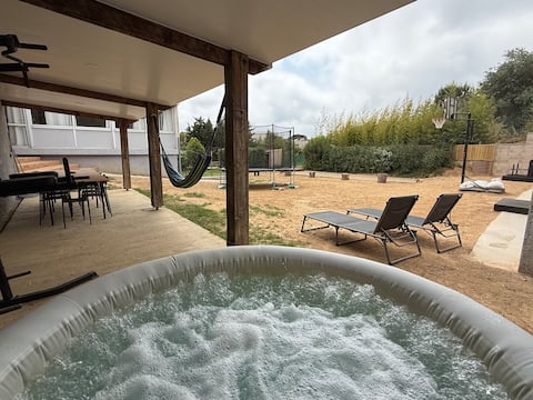 Vacation home with pétanque court / hot tub
