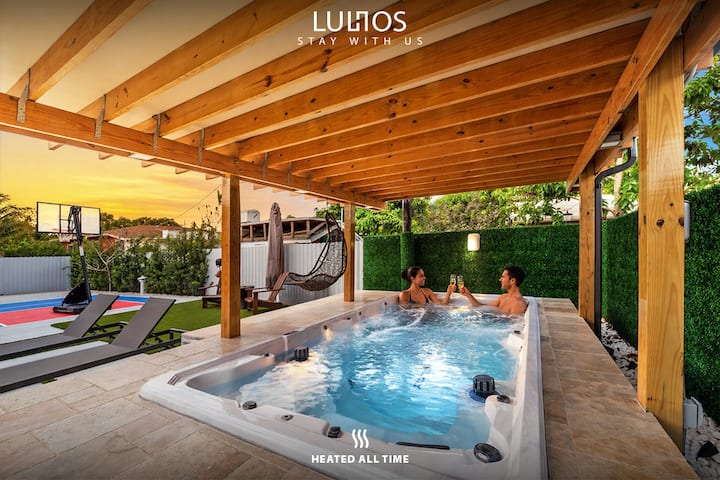 Sunshine 6br Villa W/swimming Spa/chill Yard/games - Doral, FL