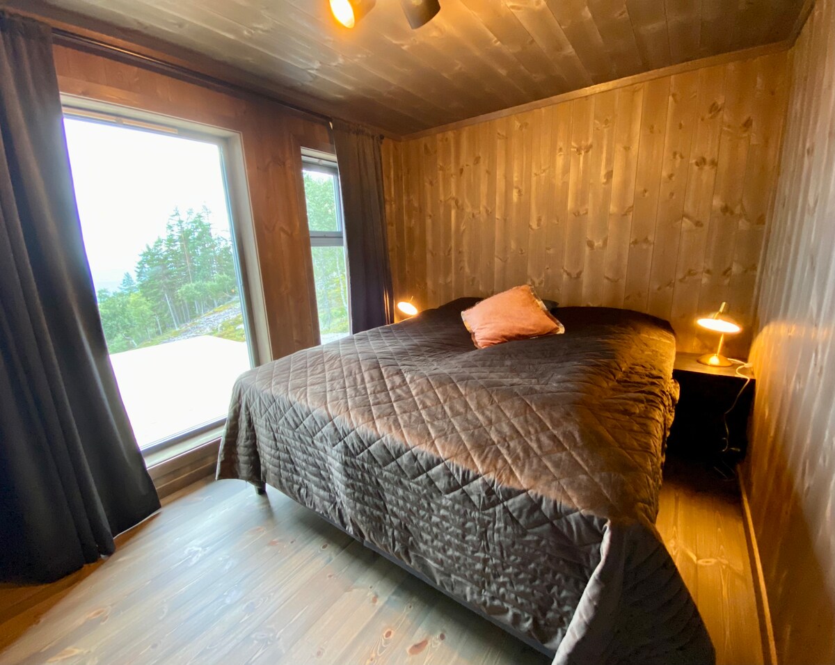 Spavaća soba 2 s bračnim krevetom, 180x200. 