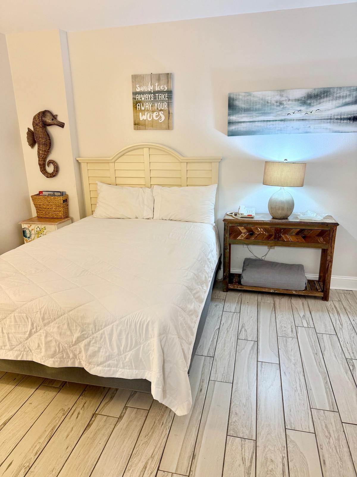 Bračni krevet (širine 150-179 cm) s pametnim televizorom i komodom