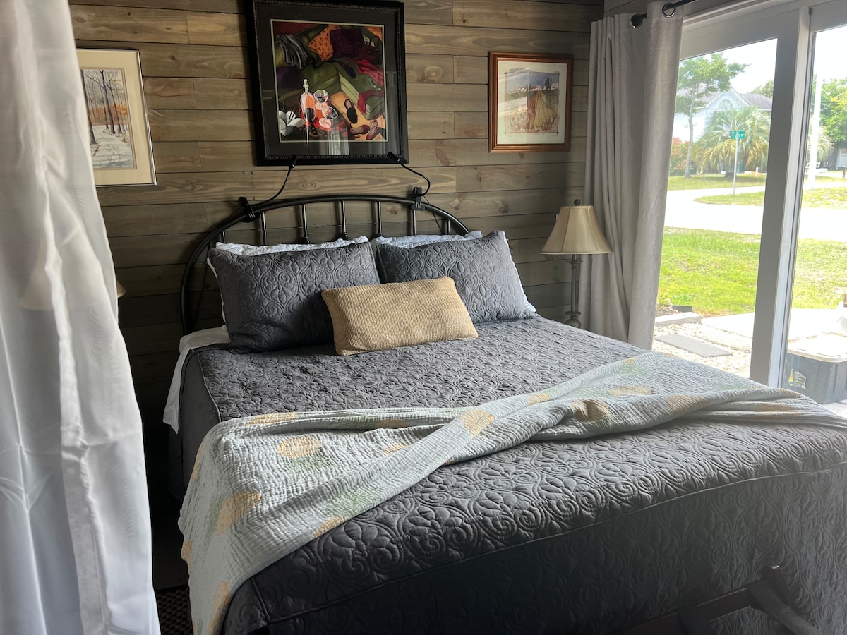 Დამატებითი ხედი 152 × 203 სმ ზომის საწოლზე.