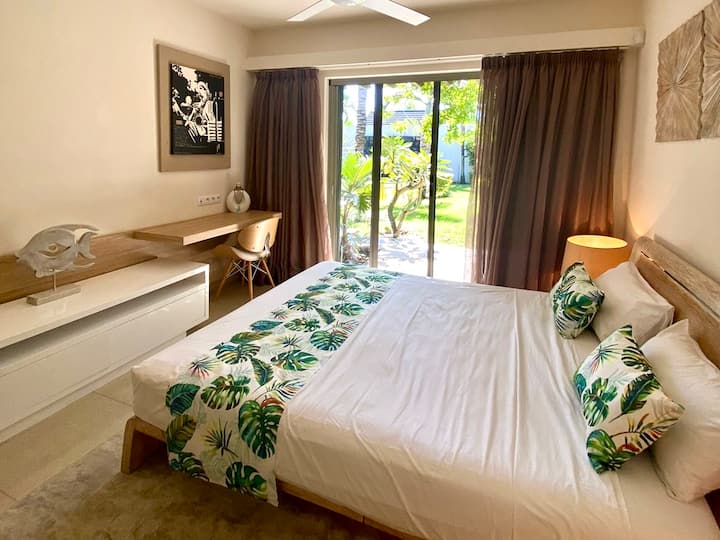 Habitación en la planta baja con armarios empotrados, cuarto de baño y aseo privados, patio y acceso directo al jardín para una estadía cómoda.