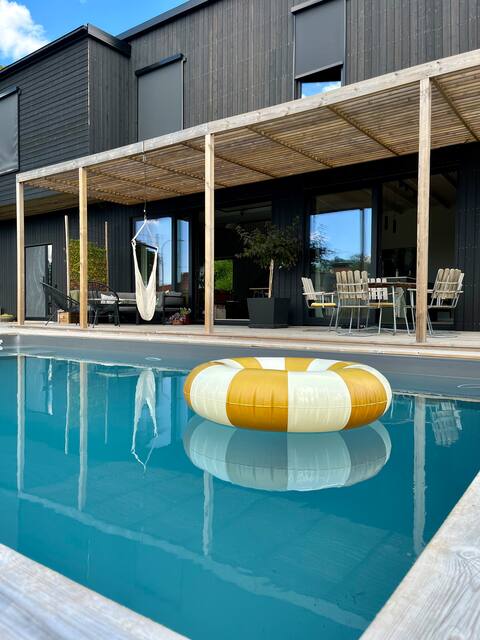 New and modern villa with heated pool