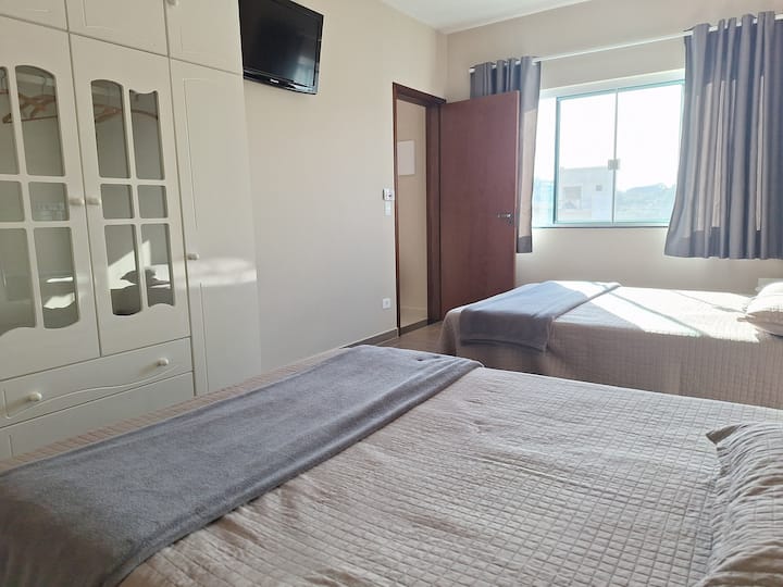 Izba je veľká a dobre vetraná, ideálna na oddych. 