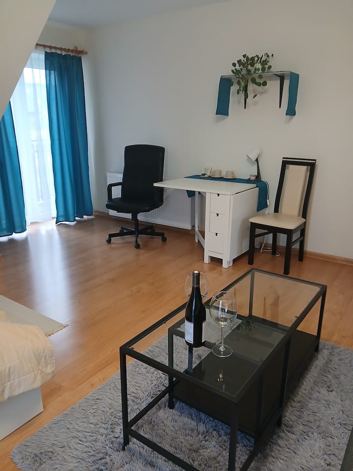izba s 2 veľkými lôžkami a balkónom