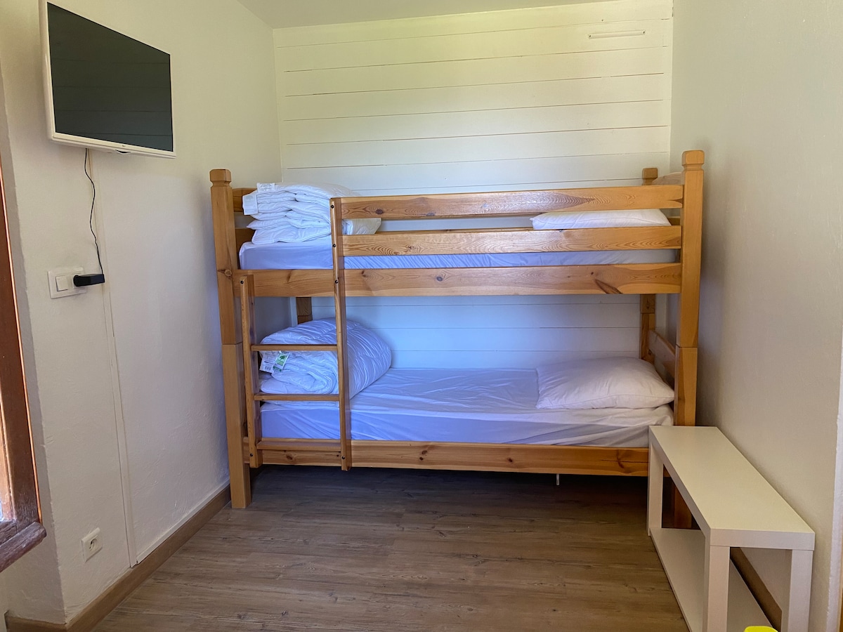 Antechamber room bunk beds 