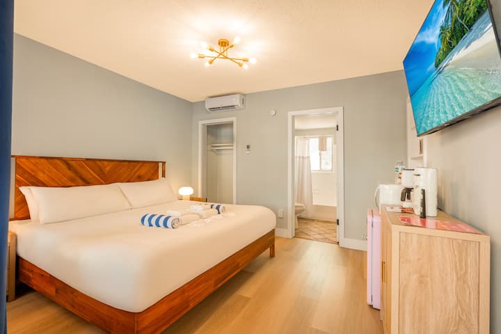3 Min To Beach ~ Pool ~ Free Parking ~ - Clearwater Beach, FL