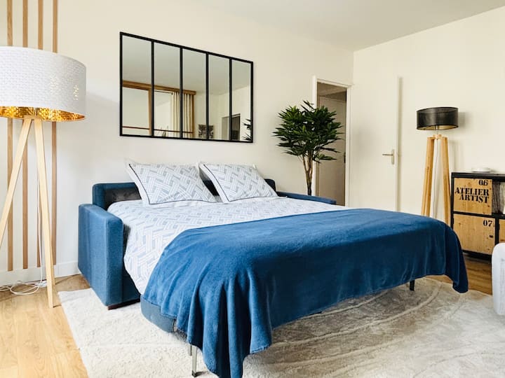 Canapé lit Queen-size avec matelas de qualité premium. 