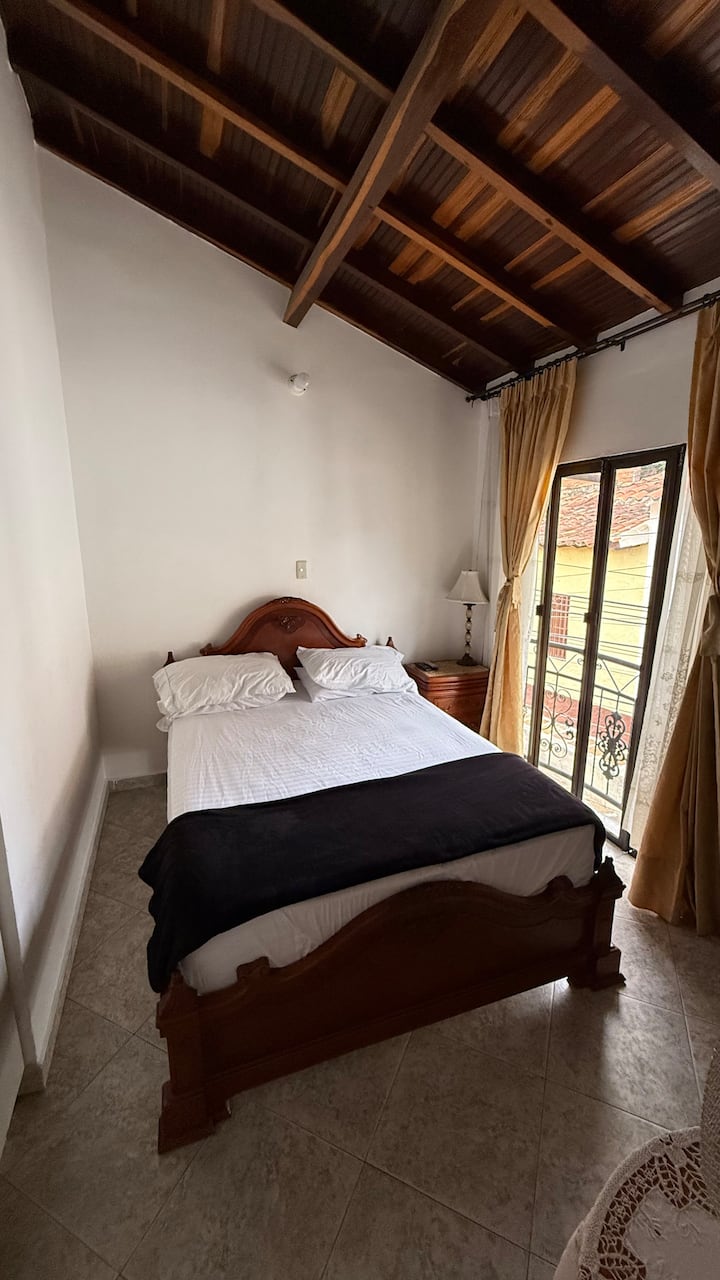 კომფორტული ოთახი ორმაგი საწოლით, პლაზმური ტელევიზორით, ვენტილატორითა და კარადით. აქ არის აივანი ქუჩაზე ხედით და კომფორტული სავარძელი, რომელიც იდეალურია დასასვენებლად, წასაკითხად ან სოფლის ატმოსფეროთი ტკბობისთვის.