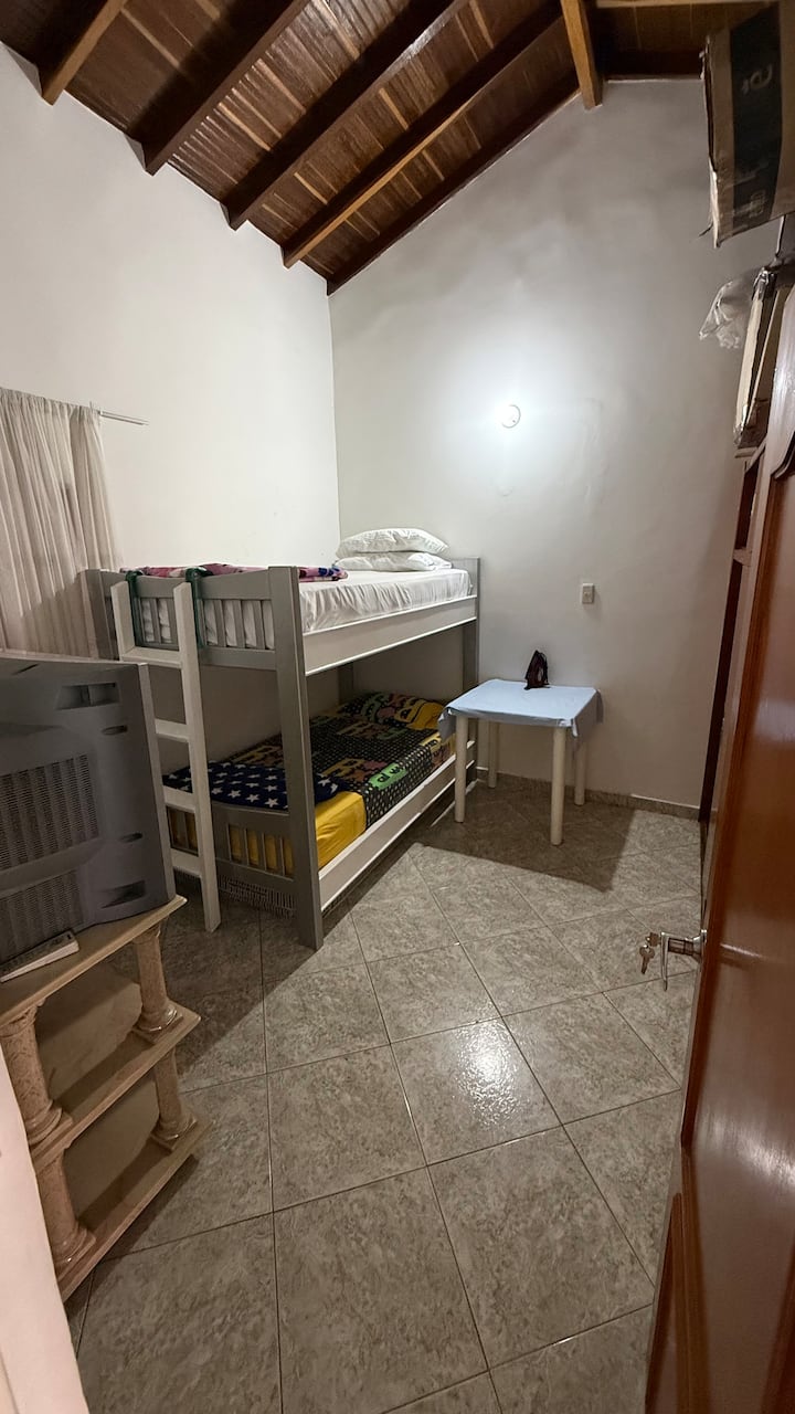 ბინა‑სახლის ყველაზე მაგარი ოთახი, რომელშიც ორიარუსიანი საწოლია, იდეალურია ბავშვებისთვის ან მეგობრებისთვის. აქვეა საუთოებელი მაგიდა და ყველაფერი, რაც საჭიროა კომფორტული და სასიამოვნო სტუმრობისთვის.