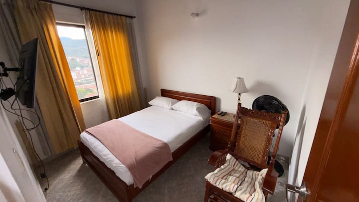 კომფორტული ოთახი ორმაგი საწოლით, დიდი ფანჯრით, საიდანაც სოფლის ლამაზი ხედი იშლება, ასევე, ვენტილატორითა და სმარტ‑ტელევიზორით. იდეალური საცხოვრებელი დასასვენებლად, გარემოს დატკბობისა და სრული კომფორტით განტვირთვისთვის.