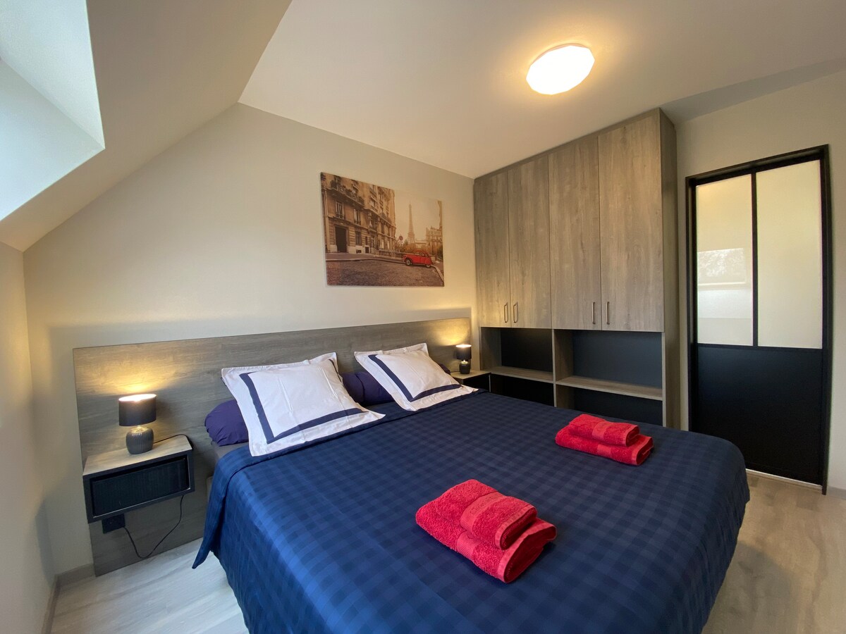 ห้องนอนใหญ่พร้อมห้องอาบน้ำส่วนตัว